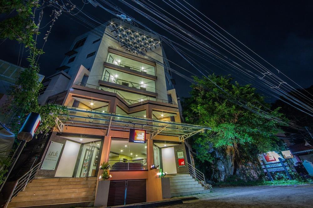 Treebo Trend Time Square Marine Drive Hotel Kochi ภายนอก รูปภาพ