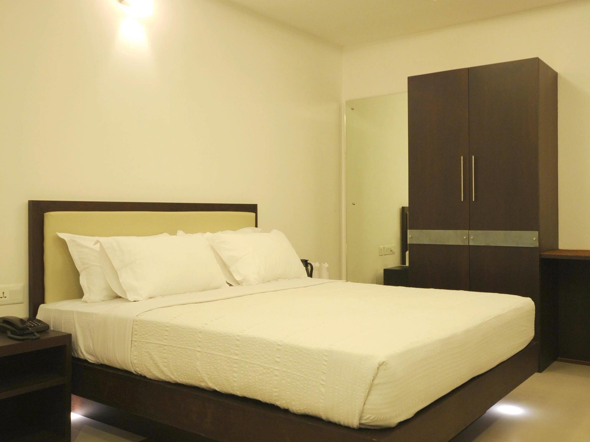 Treebo Trend Time Square Marine Drive Hotel Kochi ภายนอก รูปภาพ