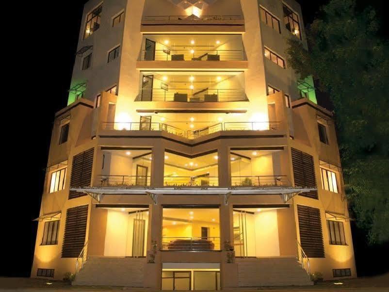 Treebo Trend Time Square Marine Drive Hotel Kochi ภายนอก รูปภาพ